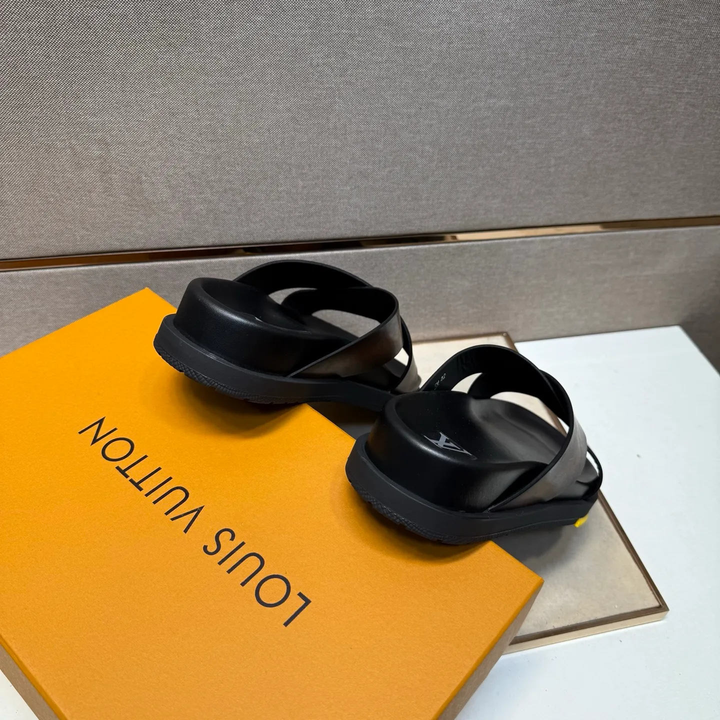Men's men's shoes 💰pp420 [LV～] Men's casual slippers 2025z cabinet sales simultaneously 🔶Size: 38-44#️⃣ 🔷4 colors🔜The upper is made of cowhide stitching ➕Cowhide lining, comfortable and breathable, sole: original comfortable, wear-resistant and non-slip outsole, ⚠️Real 📱Photography🎬The real thing is better📢📢📢